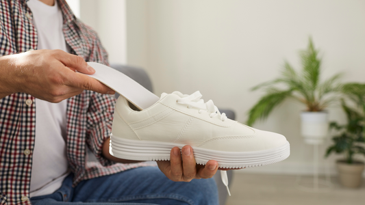 persona añadiendo plantilla a un zapato