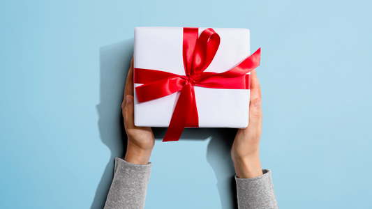 persona sujetando una caja de regalo