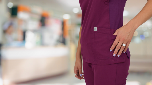 profesional de la salu usando trajes clínico y anillo en hospital