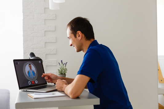 profesional de la salud asistiendo a una clase online