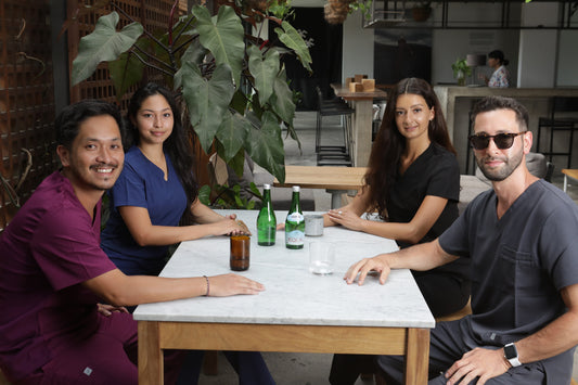 profesionales usando uniformes clínicos y sentados en la mesa