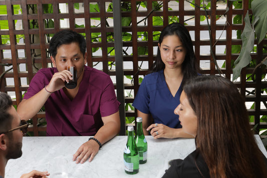 profesionales de la salud conversando en la mesa