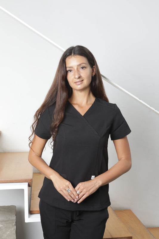 mujer usando un uniformes clínicos kinesiólogo en color negro