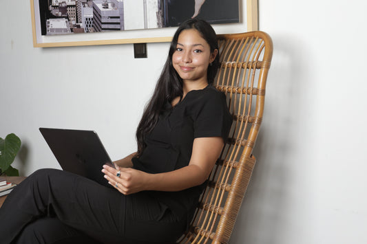mujer sentada usando uniformes clínico negro