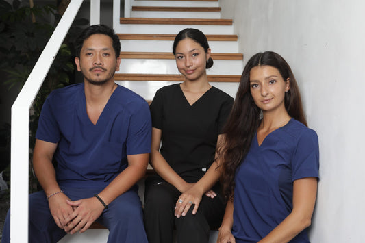 tres profesionales usando uniformes clínicos