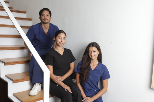 profesionales usando modelos uniformes clínicos