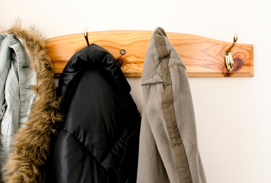 Chaquetas para uniformes clínicos: cómo mantener al personal médico cómodo en ambientes fríos