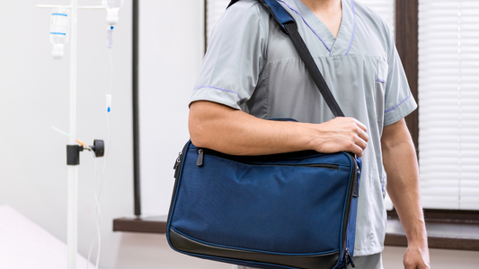 profesional de la salud cargando un bolso de mano
