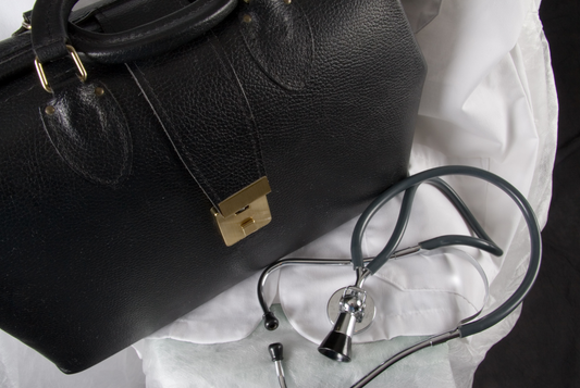 accesorios de cuero para hombres y como completar tu uniforme clínico con elegancia