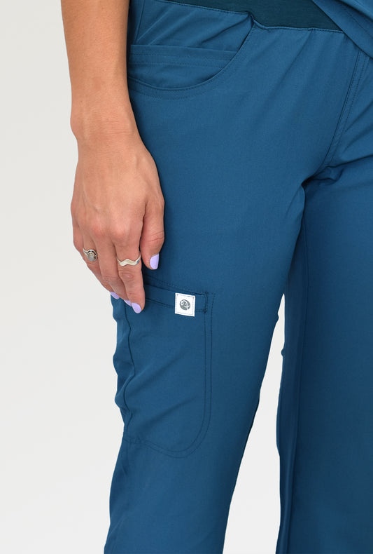 como combinar accesorios dorados con tu unfiormes clínico