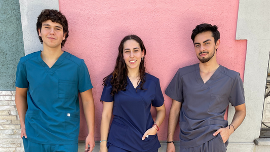 profesionales de la salud usando trajes clínicos