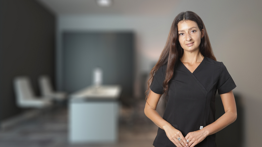 mujer usando un uniforme clínico negro