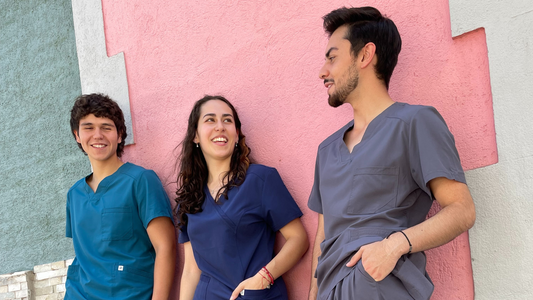 Uniformes clínicos: ¿Cómo afectan a la percepción del paciente sobre el personal médico?