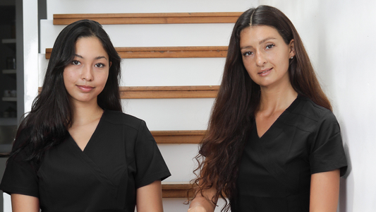 mujeres usando uniformes clínicos