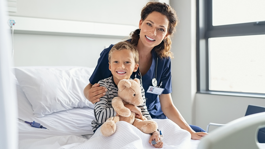 enfermera pediatrica usando uniforme clínico junto a un niño