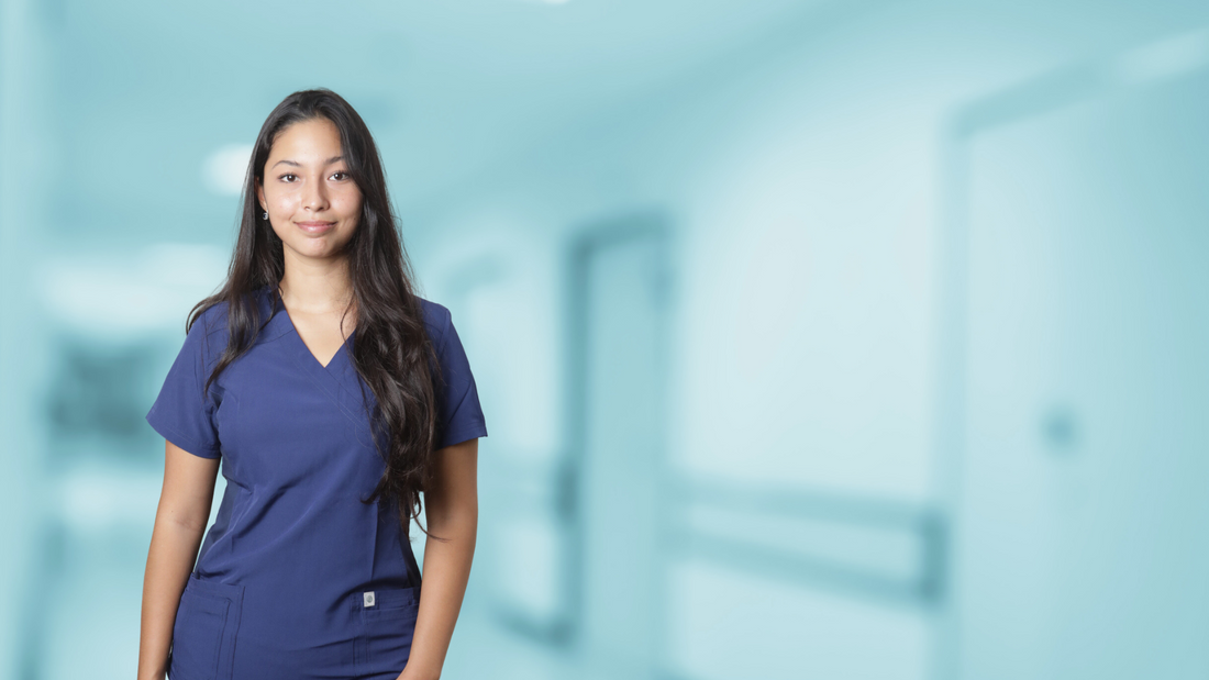mujer profesional usando un uniforme clínico azul