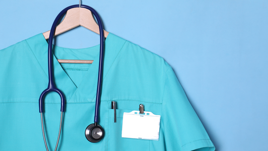 uniforme clínico turquesa con fonendoscopio