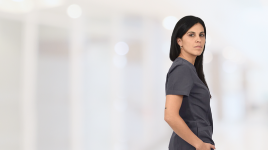 profesional de la salud usando un uniforme clínico gris