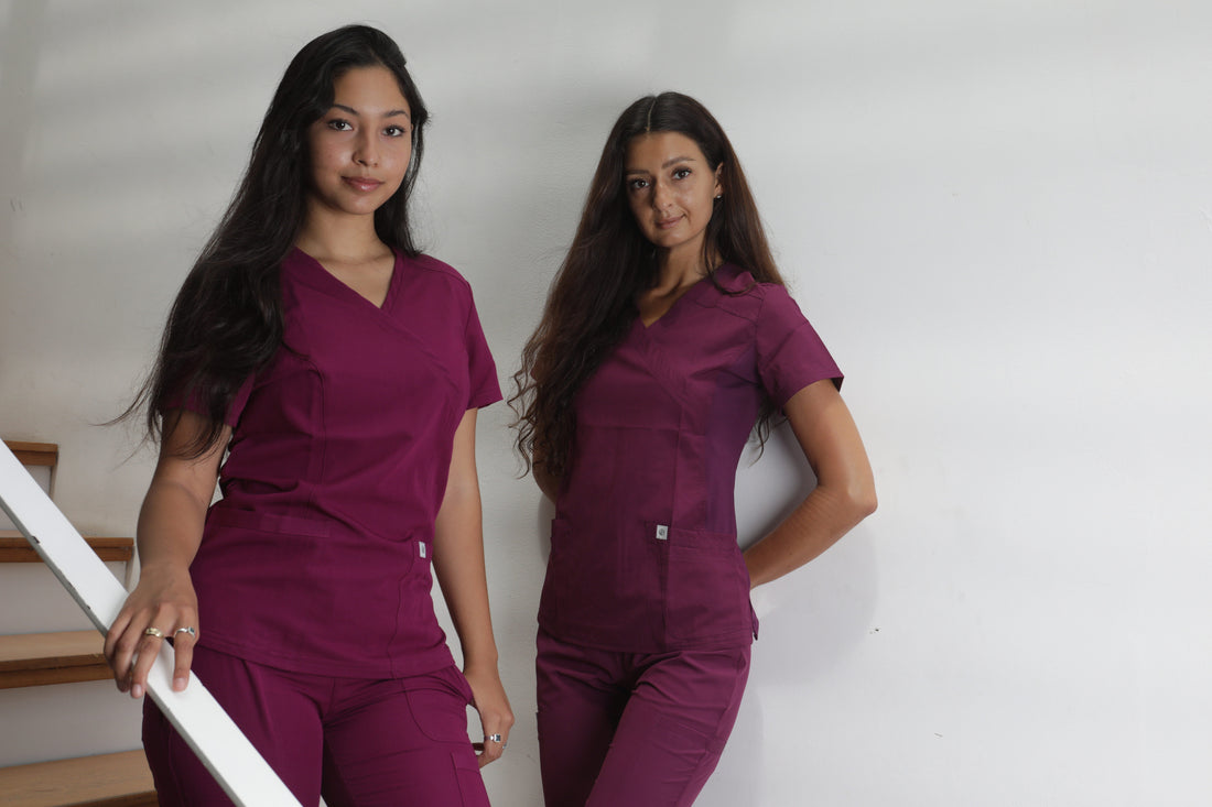 profesionales usando uniformes clínicos mujer