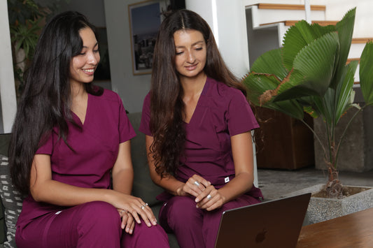 profesionales comprando en línea trajes clínicos