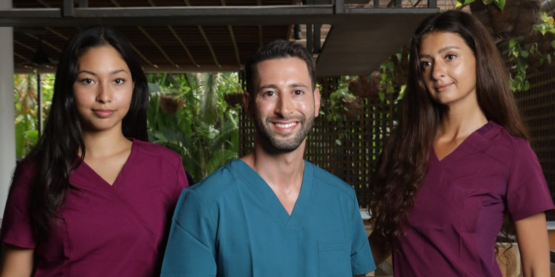 profesionales de la salud usando un uniforme clínico turquesa y un uniforme clínico burdeo