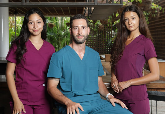 profesionales usando trajes clínicos