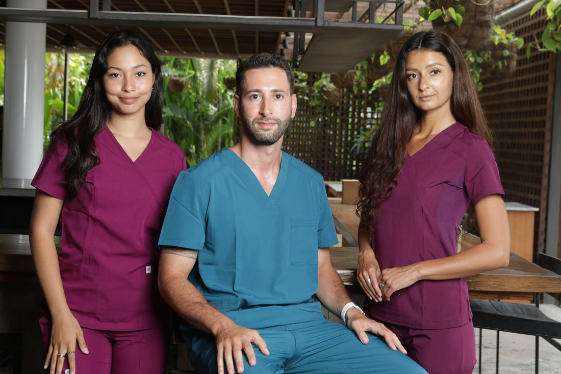 tres personas usando modelos de uniformes clínicos
