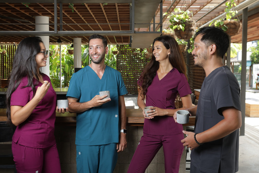 profesionales de la salud tomando caféy usando uniformes clínicos