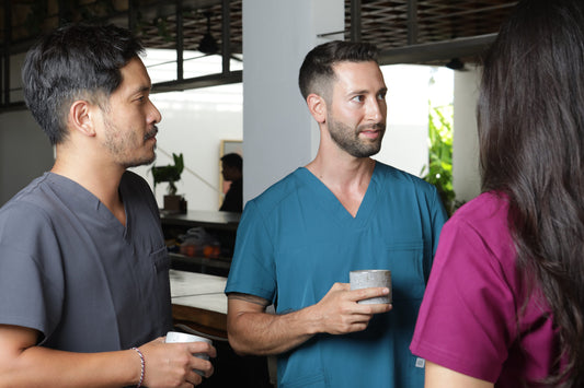 profesionales usando uniformes clínicos