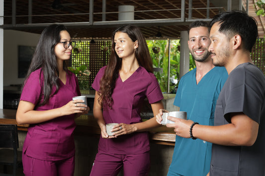 profesionales usando uniformes clínicos