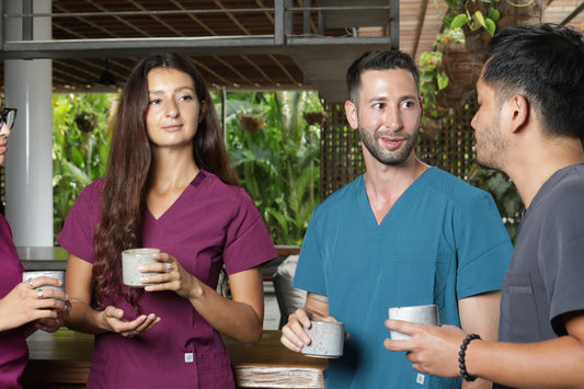 profesionales usando uniformes clínicos