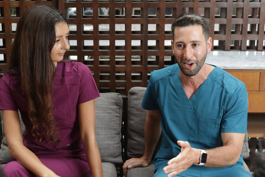 profesionales en uniforme clínico turquesa y burdeo