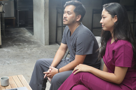 profesionales usando uniformes clínico gris y uniformes clínico burdeo