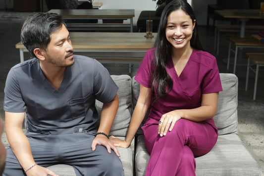 profesionales de la salud usando trajes clínicos