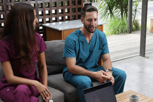 profesionales usando uniformes clínicos