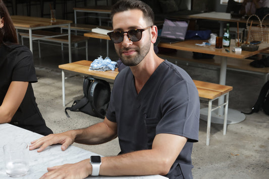 profesional de la salud usando traje clínico