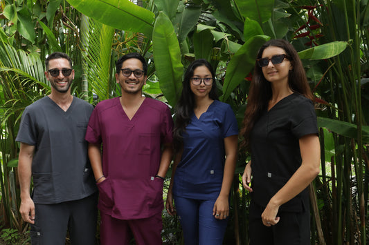 profesionales usando uniformes clínicos de diferentes colores