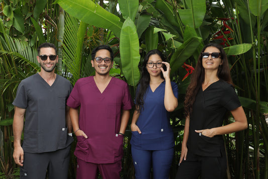 profesionales usando uniformes clínicos