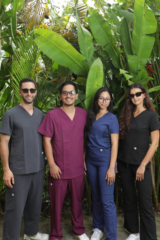 Tendencias en uniformes clínicos: estilos modernos y contemporáneos