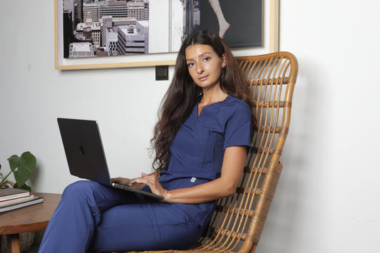 profesional haciendo consulta de telemedicina