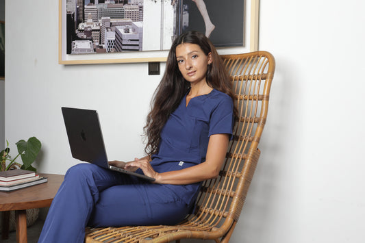 Elegancia de la Cabeza a los Pies: Complementa tus Trajes Clínicos con el Par de Zapatos Perfecto