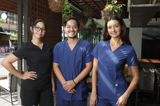 profesionales de la salud usando uniformes clínicos enfermera