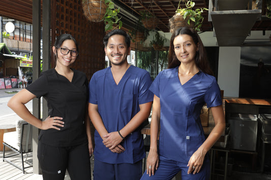 profeionales usando uniformes clínicos