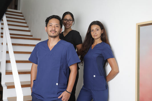 profesionales usando uniformes clínicos