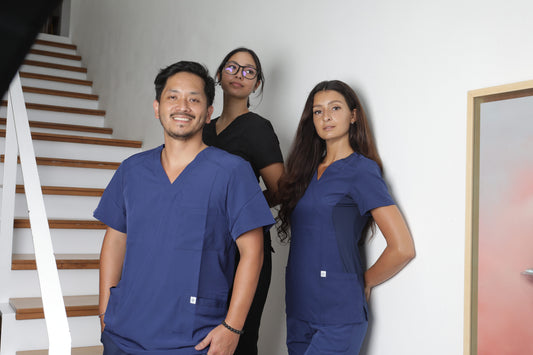 3 personas usando un uniforme clínico azul y negro