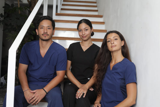 profesionales usando uniformes clínicos