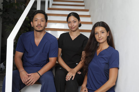 profesionales usando uniformes clínicos enfermera