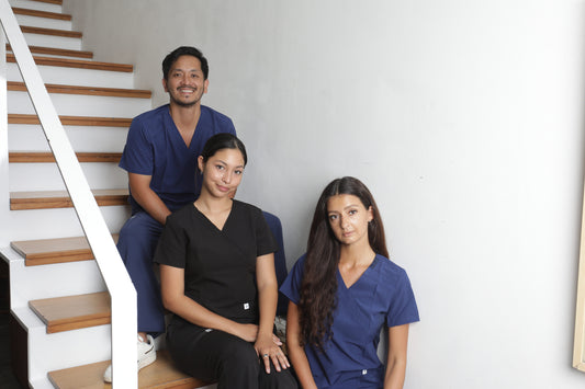 personas usando uniformes clínico asul marino y negro