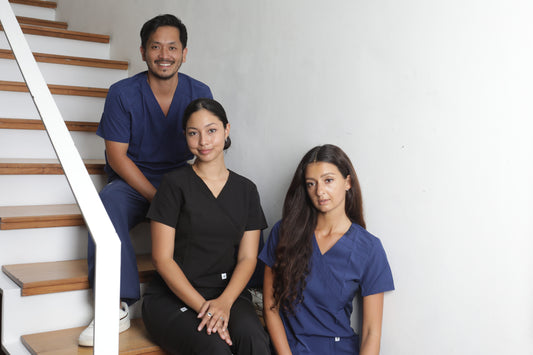 profesionales usando uniformes clínicos de enfermera