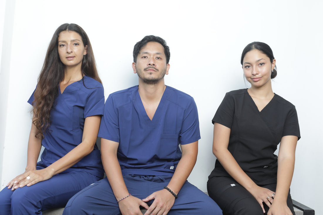 profesionales de la salud usando uniformes clínicos en color azul y negro